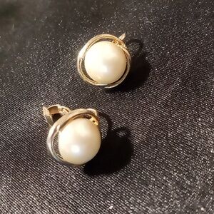 Vintage Faux Pearl earrings clip on